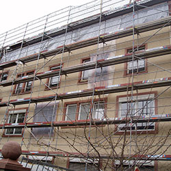 Sanierung eines historischen Gebäudes, Deckenspannweiten 5,50m, Höhendifferenzen in der Decke: 17 cm