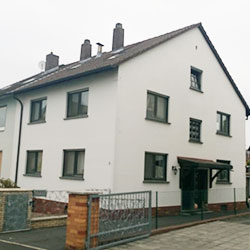 Ansicht der Immobilie in Haibach vor dem Umbau - Ansicht Straßenseite Ansicht der Immobilie in Haibach vor dem Umbau - Ansicht Straßenseite